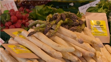 Auf dem Wochenmarkt in Nordenham bieten mehrere Händler das beliebte Stangengemüse an.