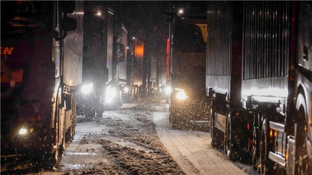 Lange Staus auf Autobahnen wegen Schnee und Glatteis Auf den Autobahnen 4, 5 und 7 in Osthessen ging nichts mehr: Lkw sind auf der schneebedeckten Fahrbahn stecken geblieben. Es bildeten sich kilometerlange Staus, viele Autofahrer saßen in der Nacht fest.