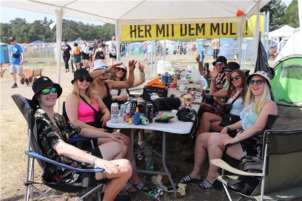 Auf den Bühnen, vor den Bühnen und auf den Zeltplätzen - nur glückliche Menschen...