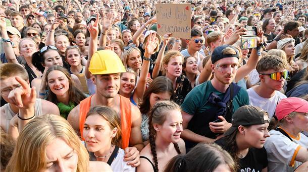 Auf den Bühnen, vor den Bühnen und auf den Zeltplätzen - nur glückliche Menschen...
