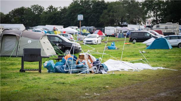 Müll, Matsch und Stau: So läuft die ABREISE beim Deichbrand-Festival (Fotos) Auf den Campingplätzen liegen Zelte, Müllsäcke und Möbel.