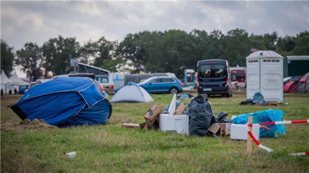 Müll, Matsch und Stau: So läuft die ABREISE beim Deichbrand-Festival (Fotos) Auf den Campingplätzen liegen Zelte, Müllsäcke und Möbel.