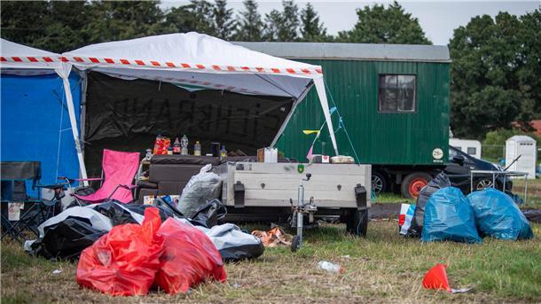 Müll, Matsch und Stau: So läuft die ABREISE beim Deichbrand-Festival (Fotos) Auf den Campingplätzen liegen Zelte, Müllsäcke und Möbel.