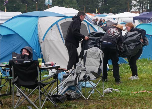 Müll, Matsch und Stau: So läuft die ABREISE beim Deichbrand-Festival (Fotos) Auf den Campingplätzen liegen Zelte, Müllsäcke und Möbel.