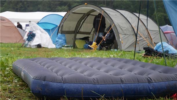 Müll, Matsch und Stau: So läuft die ABREISE beim Deichbrand-Festival (Fotos) Auf den Campingplätzen liegen Zelte, Müllsäcke und Möbel.