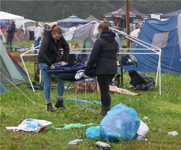Müll, Matsch und Stau: So läuft die ABREISE beim Deichbrand-Festival (Fotos) Auf den Campingplätzen liegen Zelte, Müllsäcke und Möbel.