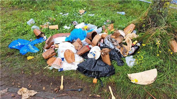 Müll, Matsch und Stau: So läuft die ABREISE beim Deichbrand-Festival (Fotos) Auf den Campingplätzen liegen Zelte, Müllsäcke und Möbel.