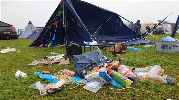 Müll, Matsch und Stau: So läuft die ABREISE beim Deichbrand-Festival (Fotos) Auf den Campingplätzen liegen Zelte, Müllsäcke und Möbel.