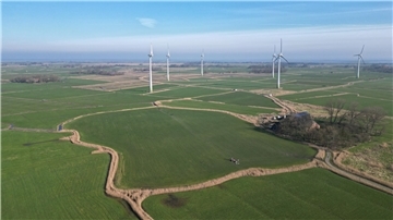Landschaft mit Windkrafträdern, einer historischen Wurt und einem landwirtschaftlichen Gehöft in Butjadingen, aus der Luft fotografiert