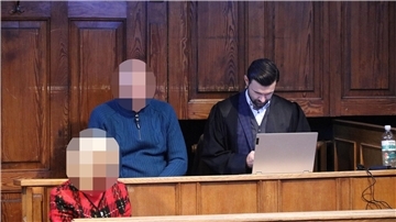Auf den Fotos zu sehen sind die Dolmetscherin, der Angeklagte (links hinten) und der Verteidiger Aleksandar Mitrovski aus Hannover.