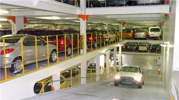 Schwimmende Parkhäuser: Wie es in einem Autotransporter aussieht und zugeht Ein Auto fährt auf einer Rampe zwischen den Ladedecks eines Autotransporters