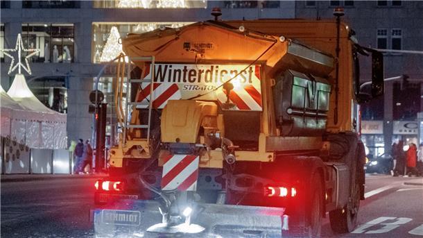 Auf den Straßen und Fußwegen kann es am Montagmorgen sehr glatt sein.