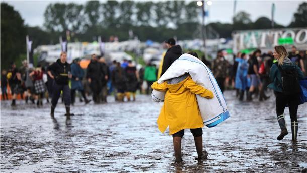 Heavy-Metal-Festival in Wacken versinkt im Schlamm Auf den Wegen versinken die Festivalbesucher oft bis über die Knöchel im Matsch.