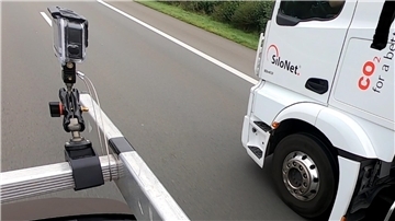 Auf der A1 kontrolliert die Polizei mit der GoPro.