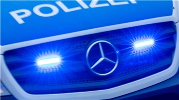 Ein Einsatzfahrzeug der Polizei fährt mit Blaulicht durch die Innenstadt.  Nach einer Kollision mit einem Reh auf der A27 stellte die Polizei fehlende Fahrerlaubnis fest.