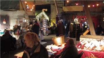 Menschen auf dem Weihnachtsmarkt