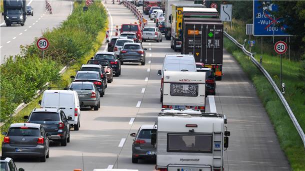 Auf der Autobahn 27 zwischen Bremerhaven-Süd und -Wulsdorf staute sich der Verkehr, mittendrin die Deichbrand-Anreisenden.