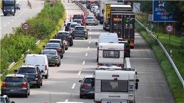 Auf der Autobahn 27 zwischen Bremerhaven-Süd und -Wulsdorf staute sich der Verkehr, mittendrin die Deichbrand-Anreisenden.