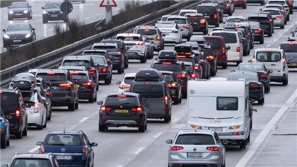Ende der Osterferien: Stau-Wochenende in Süddeutschland Auf der Autobahn 8 haben sich am Wochenende häufiger lange Staus gebildet.