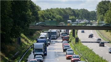 Auf der Autobahn, aber auch in Bremerhaven stehen die Autos wegen einer Sperrung auf der A27. Die Anreise zum Deichbrand-Festival verzögert sich stark.