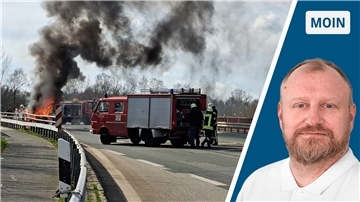 Auf der Autobahn-Brücke bei Hagen im vergangenen Jahr ein Auto aus.