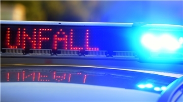 UNfallzeichen und Polizeiblaulicht