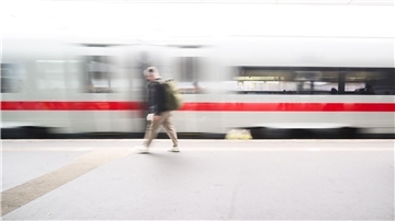 Auf der Bahnstrecke zwischen Hannover und Berlin kommt es zu Verspätungen und Zugausfällen. (Symbolbild)
