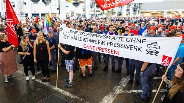 VW-Betriebsrat nennt „rote Linien“ für Sparkurs Auf der Betriebsversammlung protestieren VW_Beschäftgigten gegen die SPrpläne des Konzerns.
