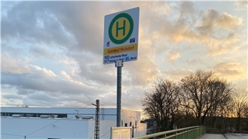 Auf der Brücke am Wulsdorfer Bahnhof steht bereits die neue Bushaltestelle.