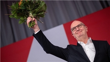 Auf der Bühne mit einem Blumenstrauß: Dietmar Woidke.