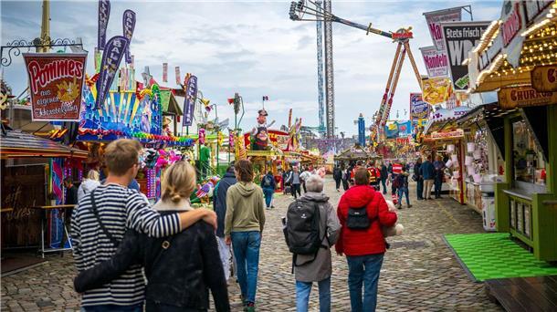 Bremer Freimarkt mit Fassanstich eröffnet Auf der Bürgerweide findet der 988. Freimarkt statt.
