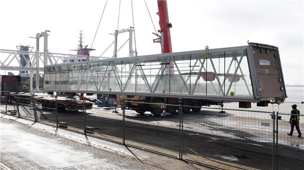 Auf der Columbuskaje wird der gläserne Tunnel in die neue Gangway eingehängt. Im April soll die Anlage in Betrieb genommen werden.