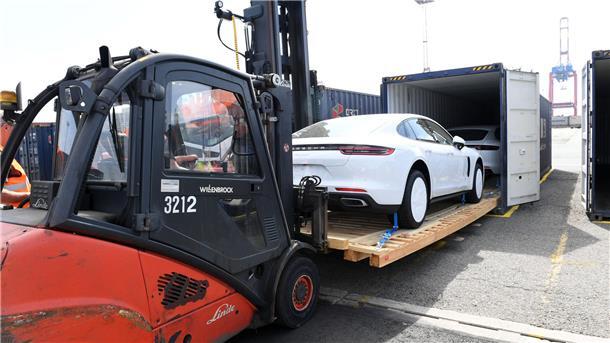 Eurogate: Auslagerung der Packstation in Bremerhaven ist noch nicht entschieden Gabelstapler schiebt Auto in einen Container.