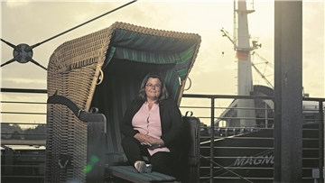 Eine Frau sitzt in einem Strandkorb
