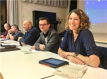 Auf der ersten Stadtteilkonferenz Grünhöfes im Jahr 2023 (mit von links Volkmar Karsten, Bernd Janenz und Mesut Yurt) im DLZ stellt Schuldezernent Michael Frost (zweiter von rechts) die neue Leiterin der künftigen Neuen Grundschule Geestemünde an der Voßstraße vor, Silke Grimm.