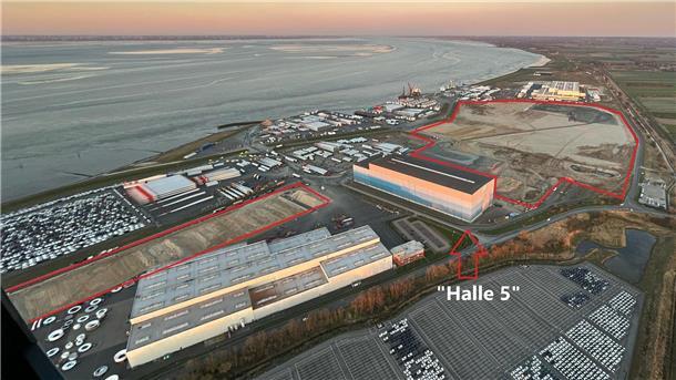 Blick auf den Cuxhavener Hafen - mit roten Markierungen. Auf der Fläche links (rot umrandet) entsteht eine neue 285 Meter lange und 62 Meter breite Fertigungshalle. Zwei weitere Hallen und das Schwerlastlager für Monopiles entstehen östlich der „Halle 5" im oberen Teil des Bildes. 