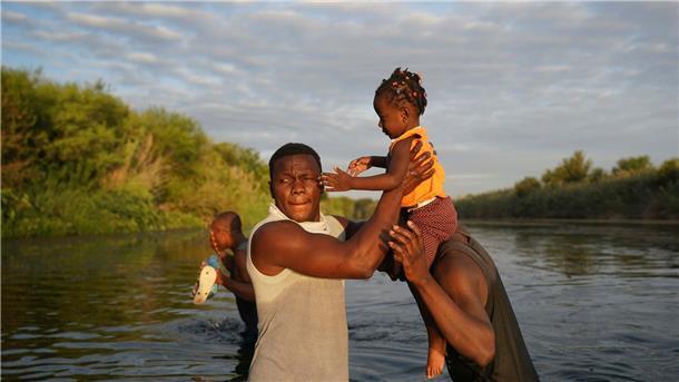 Juristisches Tauziehen um Einwanderungsgesetz für Texas Auf der Flucht vor Armut und Konflikten in ihren Heimatländern kommen täglich Tausende Menschen in die USA - unter anderem über den Grenzfluss Rio Grande aus Mexiko.