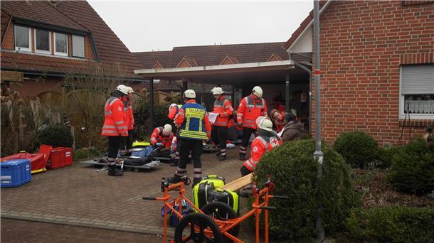 Schreie aus dem Altenheim: Rettungskräfte üben Großeinsatz in Selsingen Auf der gegenüberliegenden Hofzufahrt richteten die Helfer einen sogenannten Patientenbehandlungsplatz ein.