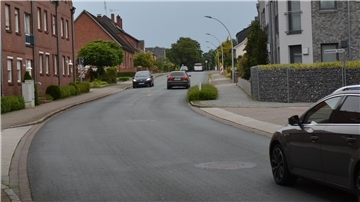 Auf der Godenstedter Straße zu fahren, ist vielen Radlern zu gefährlich. Sie weichen auf den Gehweg aus. Mit einem rot gefärbten Streifen sollen sie zurück auf die Fahrbahn gelotst werden.