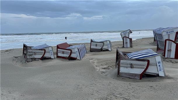 Auf der Insel Norderney kippten etliche Strandkörbe um. 