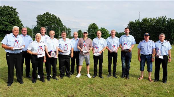 Auf der Jubiläumsfeier wurden alle ehemaligen Jugendwarte und Gründungsmitglieder der Freiwilligen Feuerwehr geehrt. Glückwünsche gab es von Gemeindebrandmeister Ralf Meyer (Zweiter von links), Bürgermeister Guido Dieckmann (Vierter von links) und Ortsbrandmeister Michael von Glahn (Mitte).