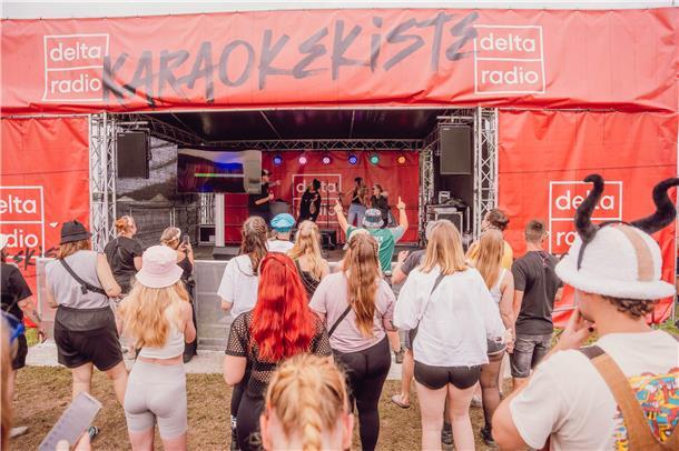 Deichbrand 2024: Das sind die schönsten Fotos vom Donnerstag Auf der Karaokebühne haben sich die Deichbrand-Besucher vor Öffnung des Infields schon richtig in Stimmung gebracht.