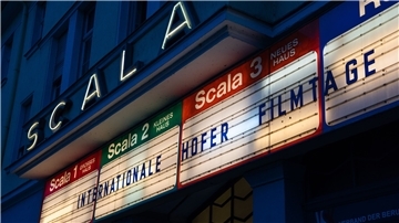 Auf der Kinotafel des Scala Kinos werden die Hofer Filmtage beworben.