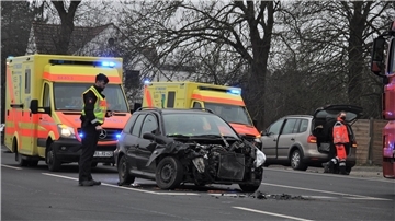 Auf der Kreuzung Bundesstraße 212/Burhaver Straße in Nordenham sind am Mittwoch zwei Autos heftig zusammengestoßen.