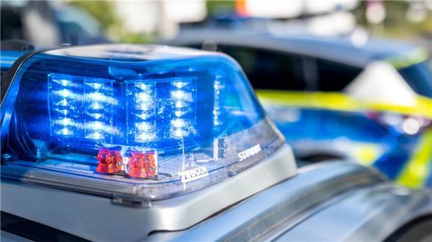 Blaulicht eines Polizeifahrzeugs (Symbolfoto zu einem Unfall auf der  L135 zwischen Nordholz und Cuxhaven-Altenwalde ).