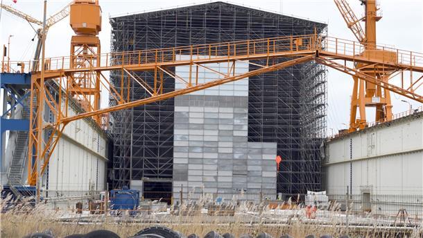 Die Megayacht „Solaris“ wird ausgepackt Auf der Lloyd Werft haben Gerüstbauer damit begonnen, die Hallenkonstruktion über dem Dock abzubauen.