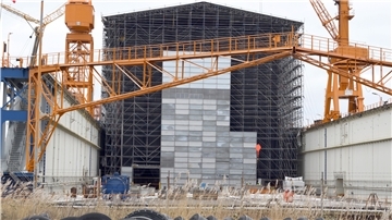 Auf der Lloyd Werft haben Gerüstbauer damit begonnen, die Hallenkonstruktion über dem Dock abzubauen.