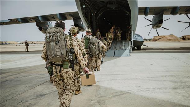Auf der Luftwaffenbasis Al-Asrak in Jordanien steigen Soldaten der Bundeswehr in ein Flugzeug, um in den Sudan zu fliegen.