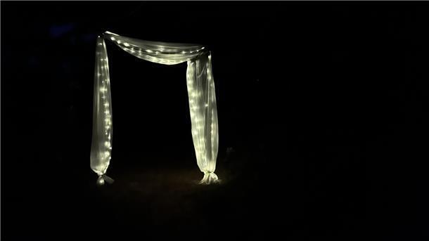 Ein Lichtbogen in der Dunkelheit