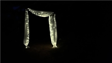 Ein Lichtbogen in der Dunkelheit